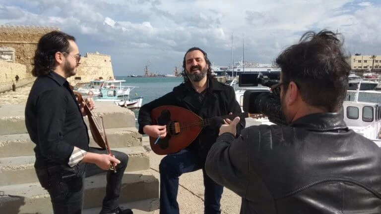 Κρήτη: Λυράρηδες με POS – Η μαντινάδα για τη χρέωση και οι αντιδράσεις